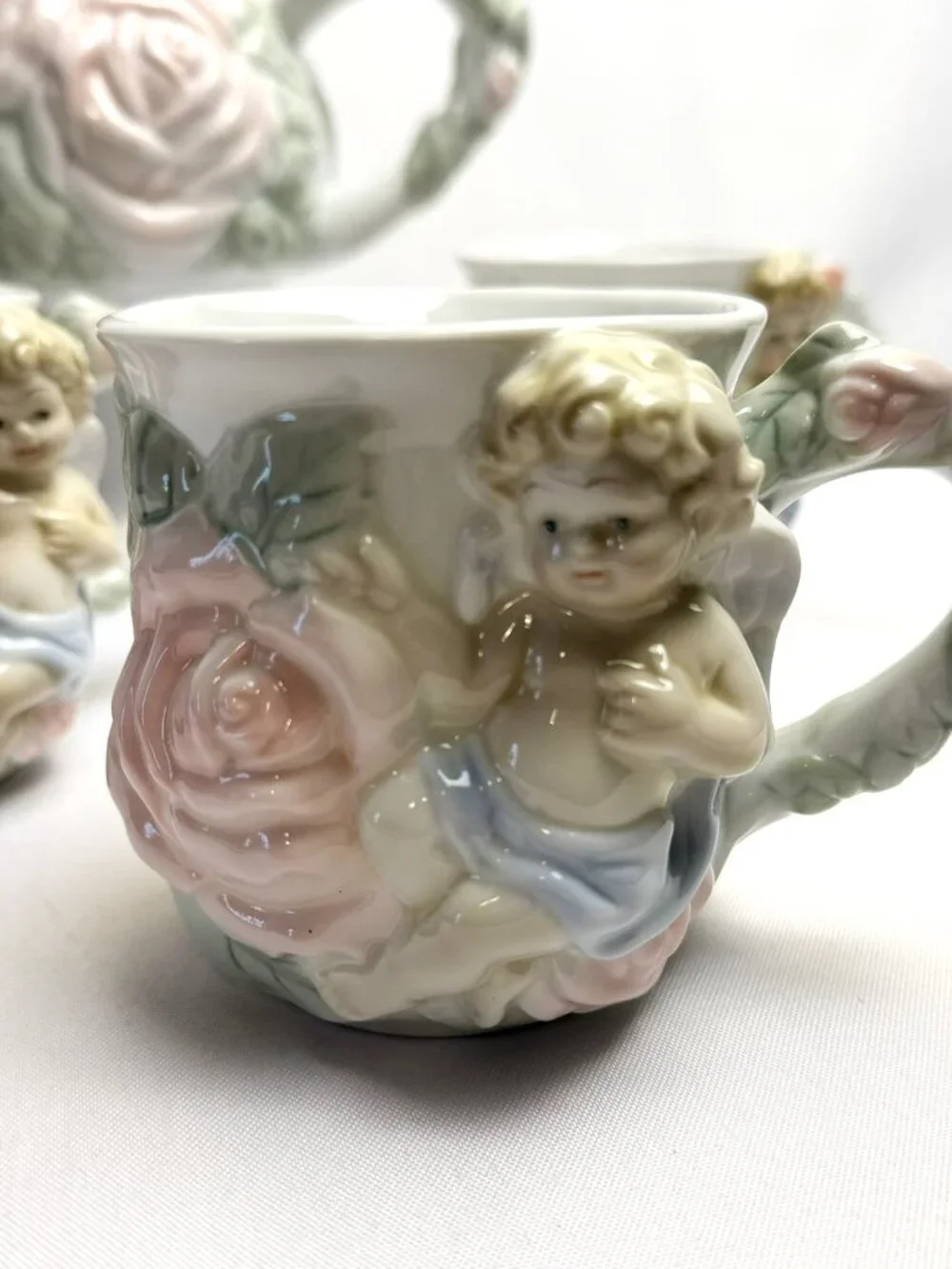 Avon 1998 Vintage Love ly Rose Cherub Teapot 4 Mugs Original Boxes Raised Roses